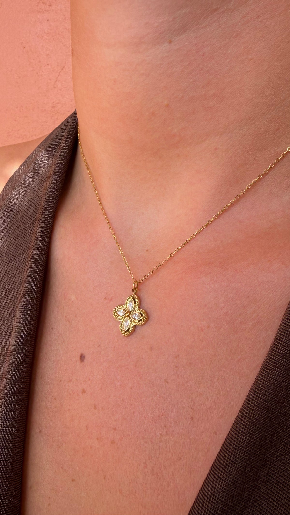 COLLIER NAYA