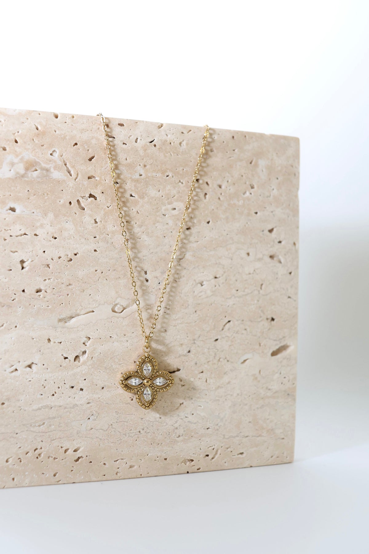 COLLIER NAYA